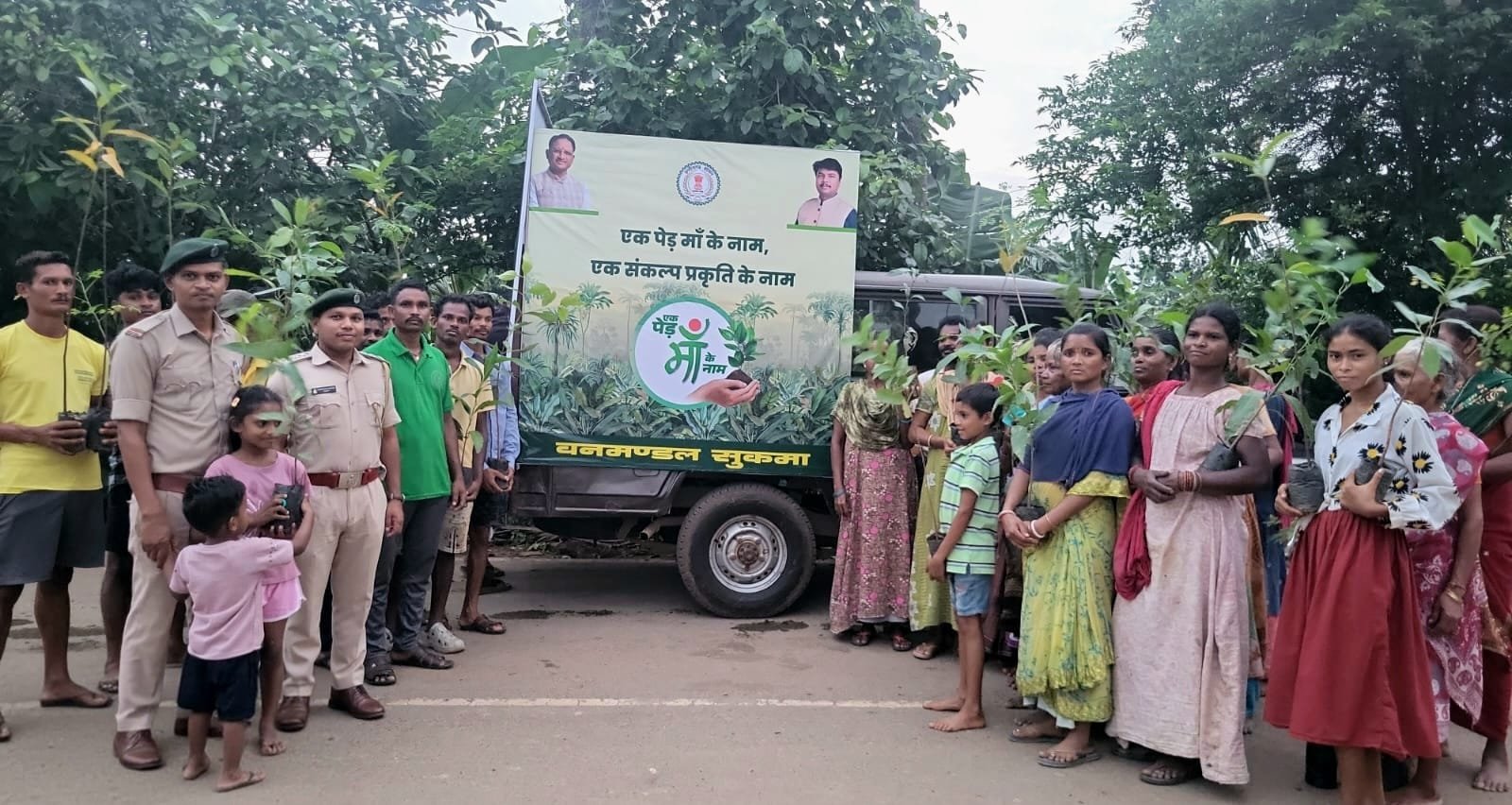 ​ग्रीन सुकमा: 'मोबाइल ट्री एटीएम' से बंट रहे मुफ्त पौधे, लोगों में भारी उत्साह