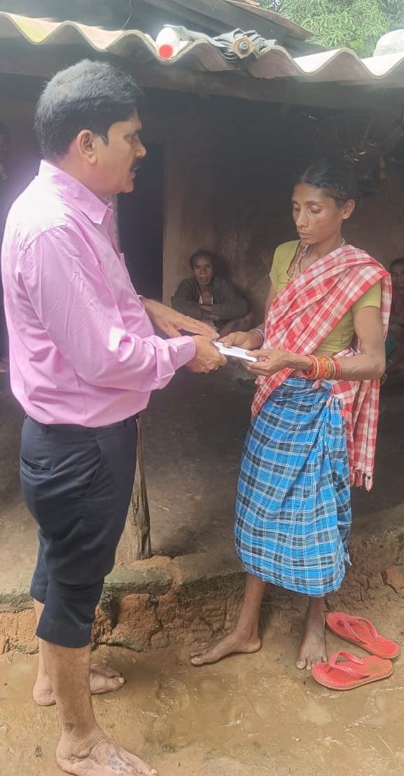 प्रशासन बना संकट की घड़ी का सहारा आपदा में पति को खोने वाली चैती को मिली सहायता, चार लाख रुपये की राहत राशि से मिला संबल