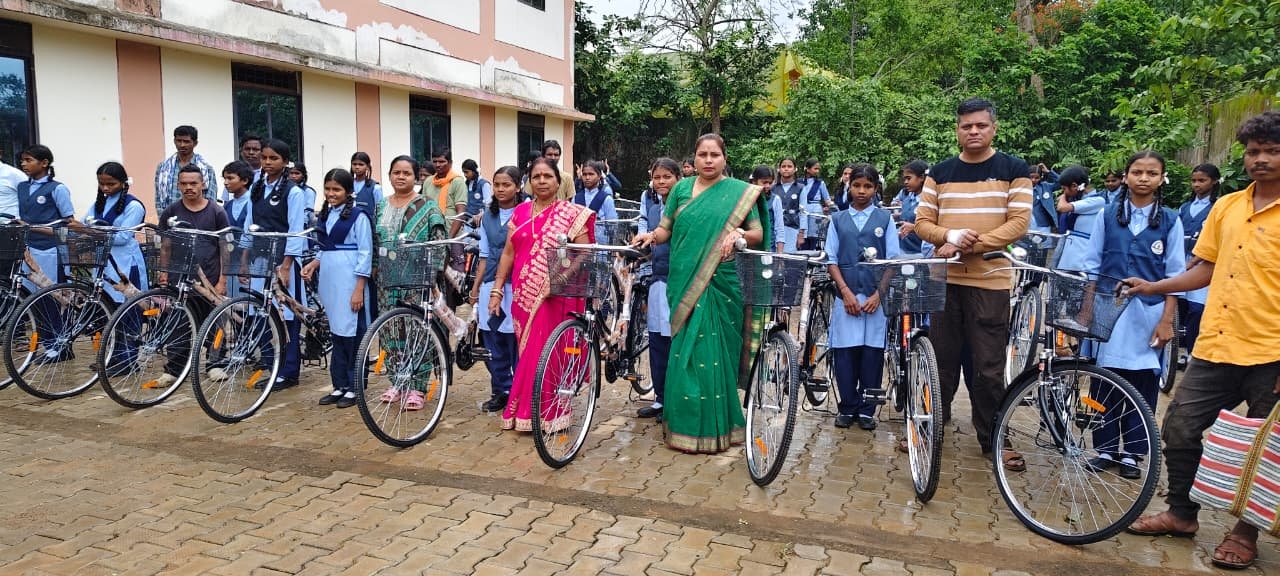 || सेजस कन्या आरएमएस विद्यालय, छिंदगढ़ में 42 छात्राओं को निःशुल्क साइकिलों का वितरण ||