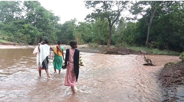 नदी पर पुल नहीं, ग्रामीणों की जिंदगी बनी जोखिम 7-8 साल से अधूरा पुल, आज भी उफनती नदी पार कर रहे ग्रामीण