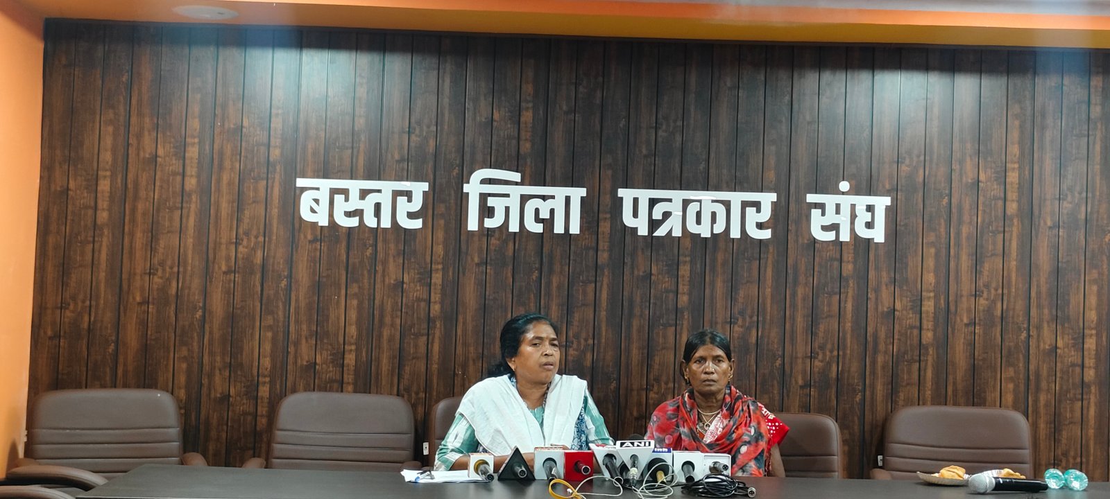 झीरम घाटी मामले में सोनी सोरी और लक्ष्मी मड़कम ने उठाए सवाल मृत्युदंड पाए आदिवासियों को बताया निर्दोष, कहा—पूरी साजिश और अन्य आरोपियों की भूमिका भी सामने आए