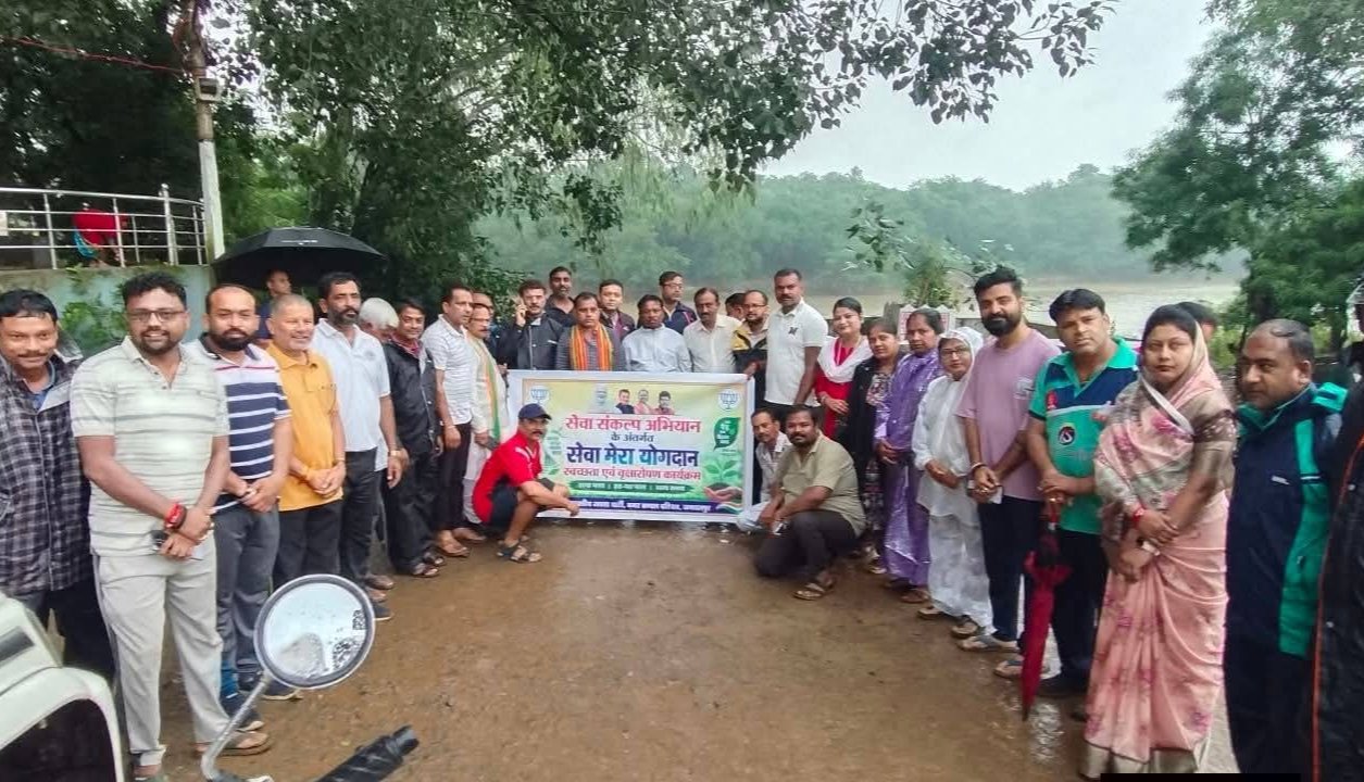 सेवा मेरा योगदान; भाजपा कार्यकर्ताओं ने महादेव घाट में की सफाई व रोपें पौधे भाजपा पश्चिम नगर मण्डल का सेवा संकल्प अभियान, स्वच्छता कार्य व एक पेड़ मां के नाम किया पौधरोपण