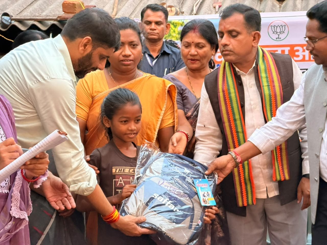 बाढ़ प्रभावित छात्रों के बीच पहुंचा भाजपा आर्थिक प्रकोष्ठ, 60 से अधिक बच्चों को बांटी शिक्षण सामग्री
